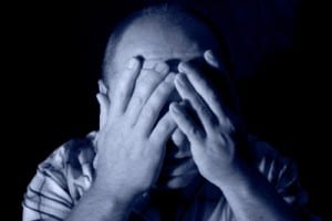 Mann mit Kopfschmerzen. Schmerz lass nach!