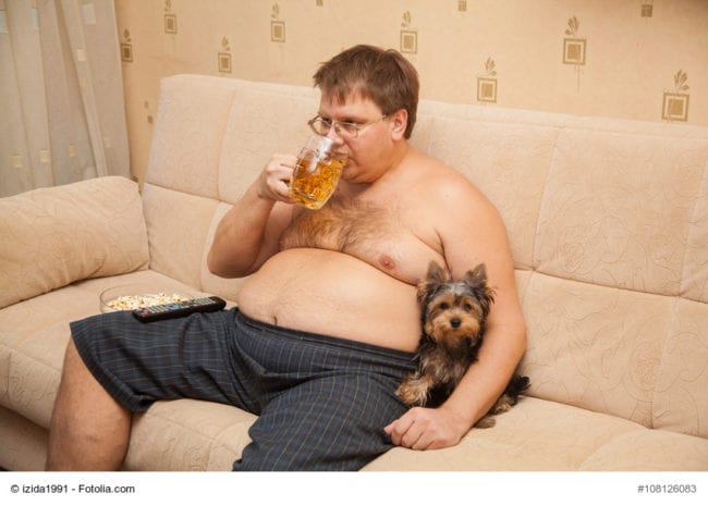 fat man drinking beer, . . . und zwischendurch die Insulin-Spritze