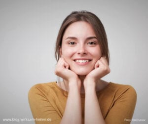 Immunsystem verbessern_Lachende junge Frau