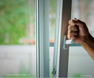 Ein Fenster wird auf Kippstellung gestellt zum Lüften.
