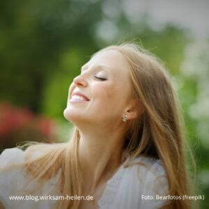 Fruehjahrskur-mit-Schuessler-Salzen_lachende-junge-blonde-Frau