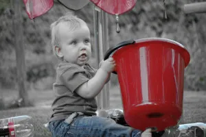 Kleinkind mit Eimer, Darmgesundheit, Immunsystem