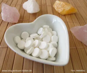 Herzförmige weiße Schale mit Schüssler Salzen