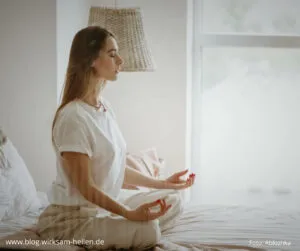 Immunsystem verbessern_Junge Frau meditiert