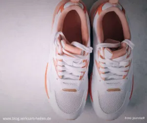 Immunsystem verbessern_Rosa-weiß-farbene Turnschuhe